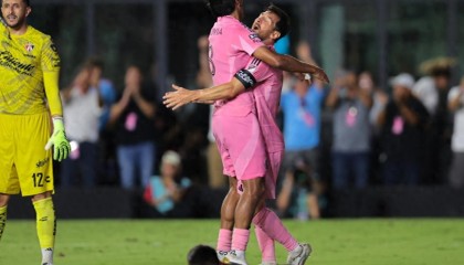 火狐娱乐入口-欧超杯加时末段走向成谜；迈阿密热火队长鼓劲；质疑声仍在；控场能力受关注(外国人空翻牛人合集)